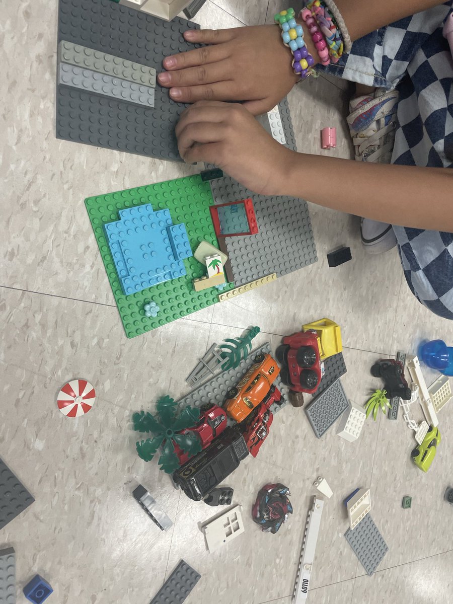 ontteacheroct's tweet photo. Today is our first official Lego meet with the grade 4 students! They are having fun exploring the bricks and being creative with their builds! Grade 5s, see you Wednesday! #LegoMyLego @HCMaltonDPCDSB https://t.co/2KGJFwHtTt