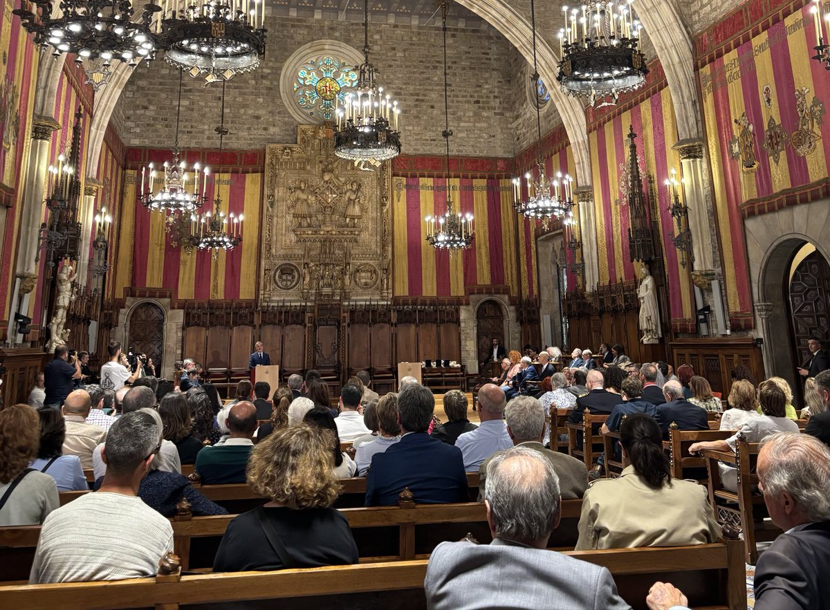 Celebrem el 64è Lliurament del guardó de Ramblistes d’honor. 

🏆Aquest any s’emporten el guardó, el paradista Eduard Soley, l’actor i doblador Joan Pera, i l’Ana i Judit de la pastisseria la Estrella.

👏🏽Enhorabona als premiats i premiades. 
💪🏽Toca recuperar la rambla pels veïns