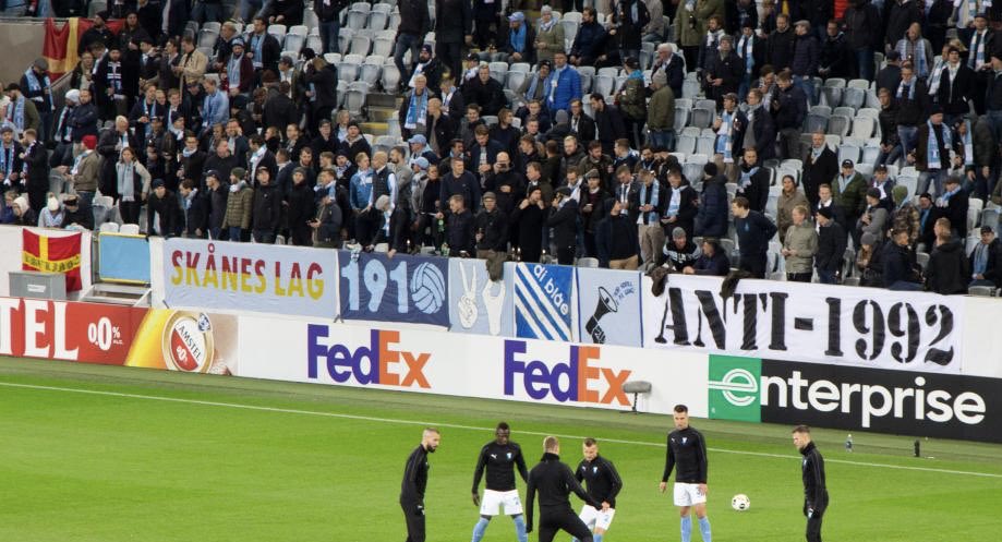 Smycka Stadion!

Till matchen mot Zagreb uppmanar MT96 hela Stadion att ta med sig flaggor för att smycka ut stadions fonder. Motståndaren ska märka att de kommer till vår himmelsblåa borg! 

För att underlätta upphängning av tyg kommer ett tillfälligt räcke monteras på sitt.