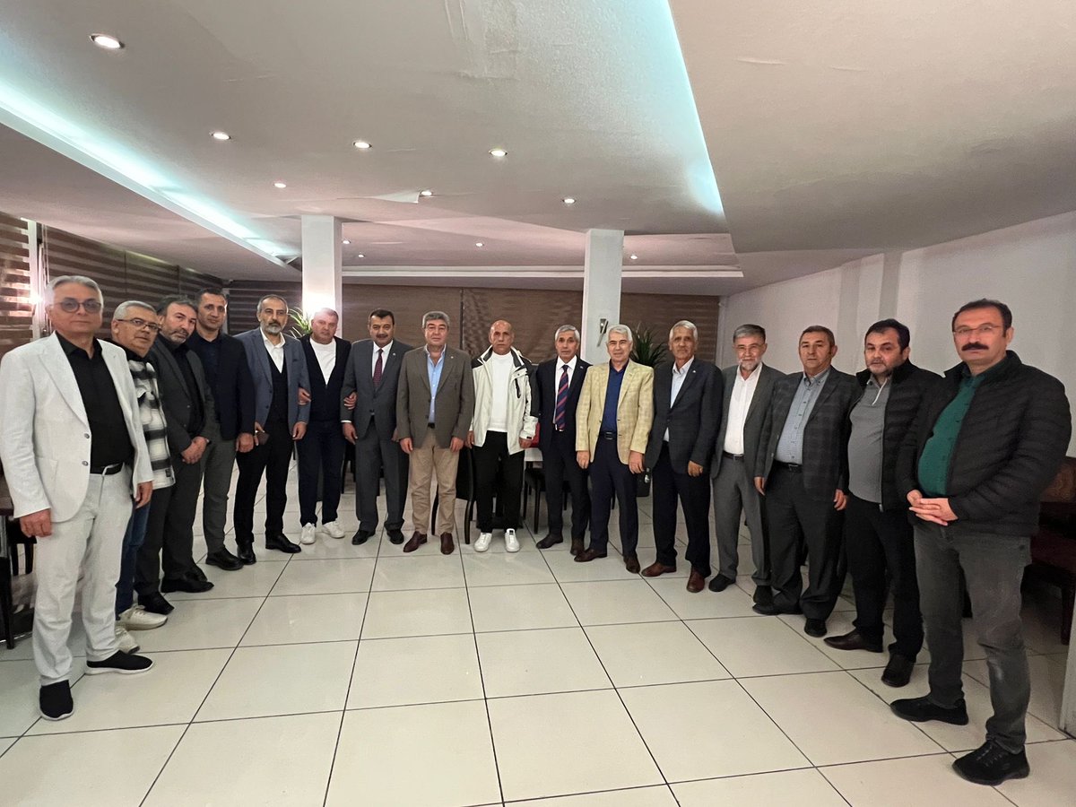 İl Başkan Yardımcımız Sn. Abidin Sezgin öncülüğünde, Beyazsaray Et Lokantası sahibi Sn. Altan Aydemir ev sahipliğinde yöremizin bir grup iş insanı ile bir araya geldik.

Şehrimiz ve ülke gündemi ile şehrimizde yapacağımız çalışmalar üzerine değerlendirme ve istişarelerde