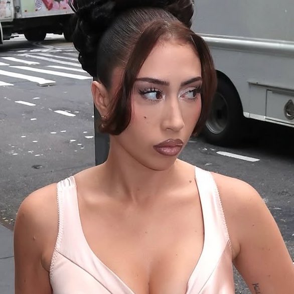 choquei's tweet photo. 🚨FAMOSOS: Doja Cat e Kali Uchis farão shows no Brasil em fevereiro. https://t.co/S0KhdJvQdy