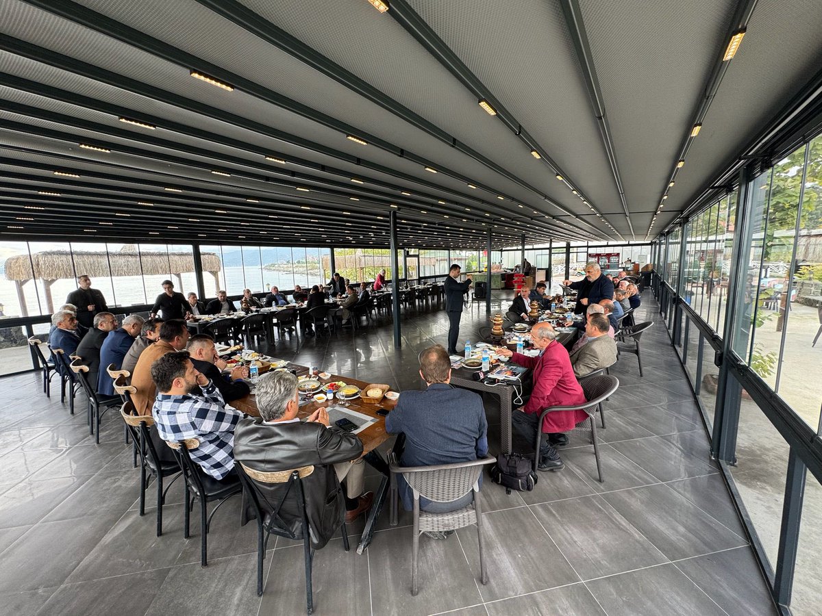 19 Ekim Muhtarlar Günü dolayısıyla Araklı Muhtarlar Derneği Başkanı Rasim Çebi ve mahalle muhtarlarımızla kahvaltı programı düzenlendi.

Kaymakamımız, muhtarların devlet ile vatandaş arasında önemli bir köprü görevi üstlendiğini belirterek tüm muhtarların gününü kutladı.