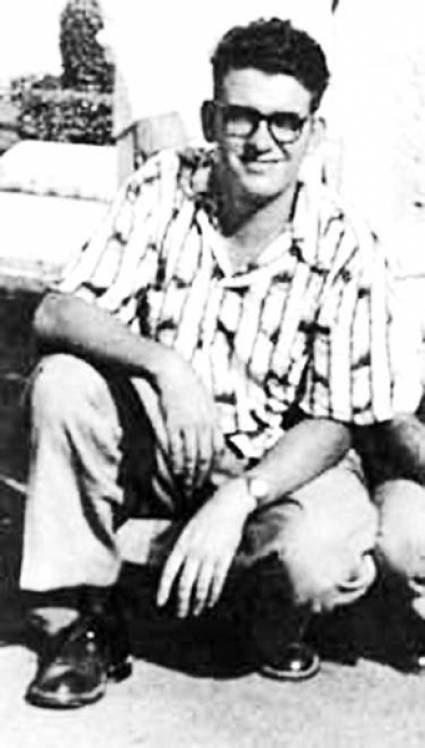 #Abelentrenosotros y Abel no se equivocó «Yeyé, conocí al hombre que va a cambiar los destinos de Cuba. Es Martí en persona», le dijo eufórico Abel a su hermana la mañana que conoció a Fidel Castro en el cementerio de Colón, ante la tumba de Eduardo Chibás.
#SongoLaMaya