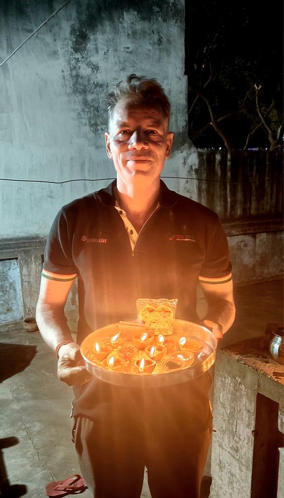 लक्ष्मी जी विराजें आपके द्वार, सोने-चांदी से भर जाए आपका घर-बार, 
जीवन में आएं खुशियां अपार, शुभकामना हमारी करो स्वीकार।