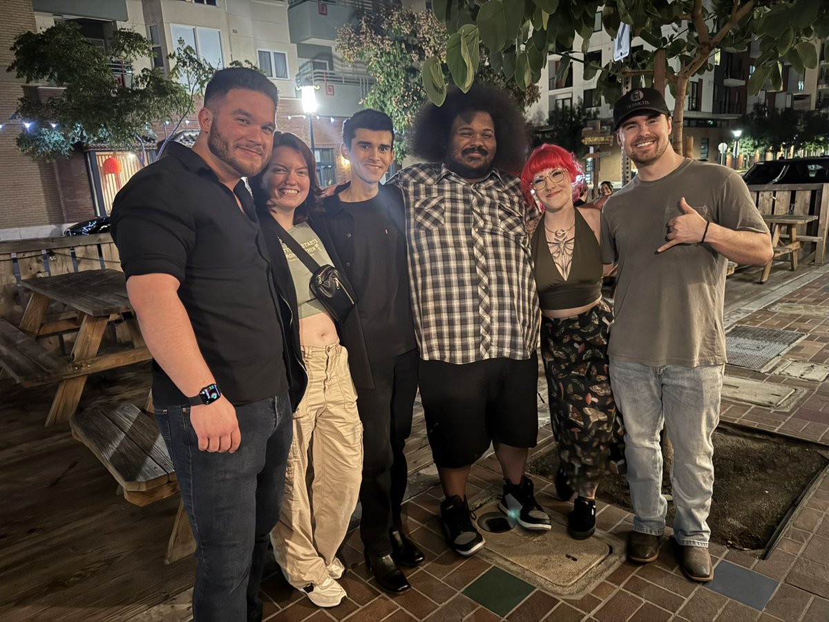 pixelrubyttv's tweet image. What do you mean I have to say bye to my friends today?? 😭😭 I still can't believe I got to meet so many of yall.. Till next time, TwitchCon ❤️