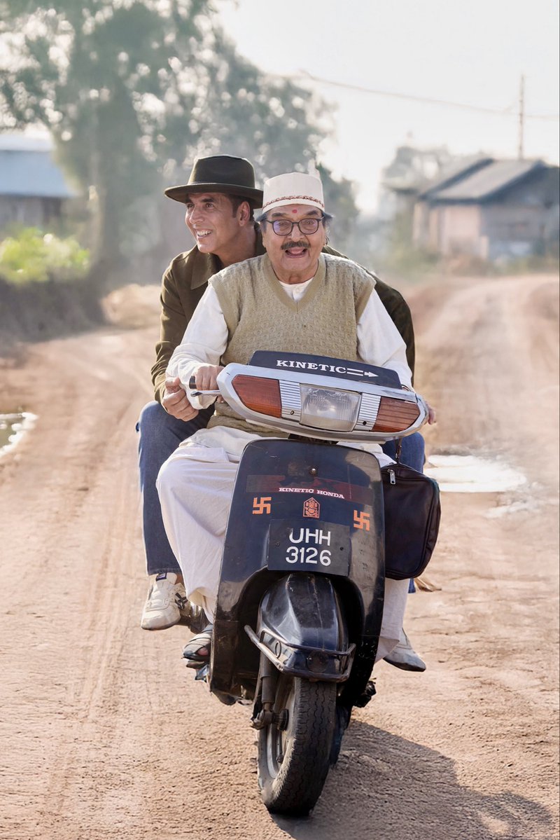 akshaykumar's tweet image. Speechless with grief at the passing of Asrani ji. We had just shared the warmest of hugs just a week back at the shoot of Haiwaan. Bahot pyare insaan the…he had the most legendary comic timing. From all my cult films Hera Pheri to Bhagam Bhag to De Dana Dan, Welcome and now our…