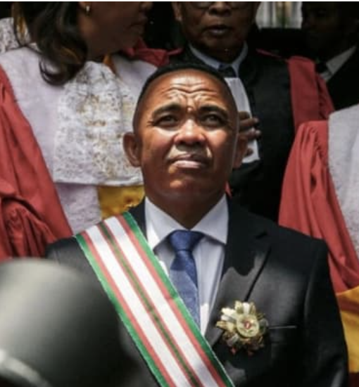 Michael_Randr's tweet photo. Notre plus grande force réside dans notre unité.🤝 🇲🇬
Je m’engage à être le président de tous les Malgaches — à écouter chaque voix, à respecter chaque région et à bâtir un État fondé sur la justice et l’égalité. ⚖️

#Unite #MichaelRandrianirina #Justice  #Madagascar #Paix https://t.co/QcfnhPtyEy