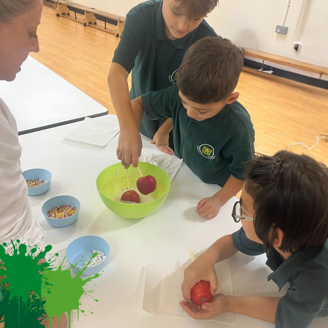 cheamparkfarm's tweet image. Dipping, decorating, and delicious! 😋 
Our wrap-around care children made their own candy icing apples, loaded with colourful sprinkles!
 A fantastic, sweet treat afternoon! ✨🍎 

#WrapAroundCare  #SweetTreats #AfterSchoolFun