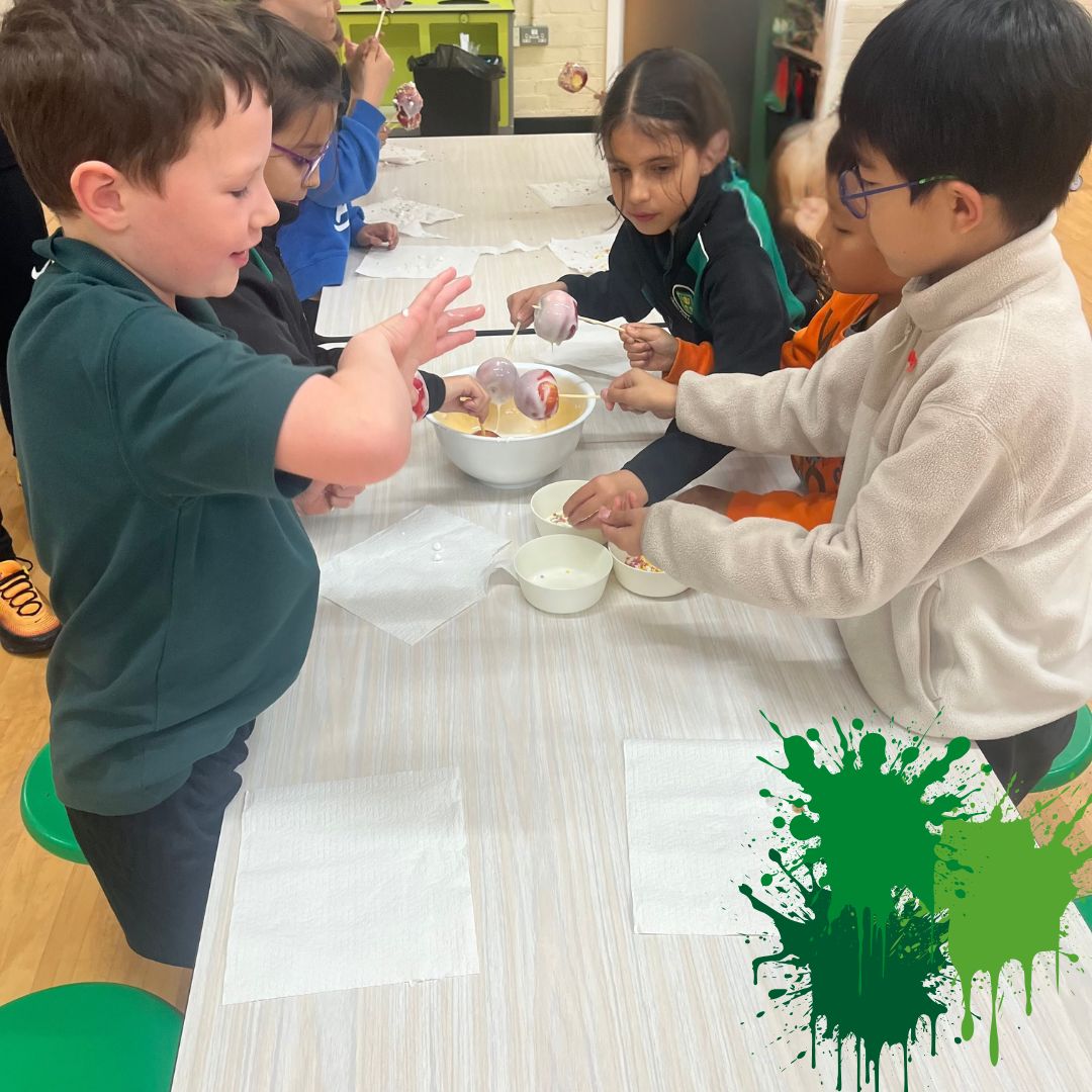 cheamparkfarm's tweet image. Dipping, decorating, and delicious! 😋 
Our wrap-around care children made their own candy icing apples, loaded with colourful sprinkles!
 A fantastic, sweet treat afternoon! ✨🍎 

#WrapAroundCare  #SweetTreats #AfterSchoolFun