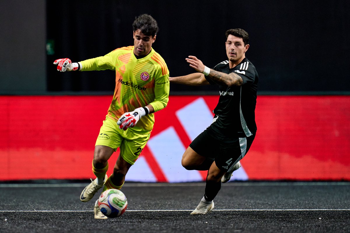 El primer portero que en una jornada no tiene ni una foto en la porteria. Don Dani Pérez: 

- 146 cambios en un partido con Soriano en un solo partido. 
- 0 goles encajados estando en el área. 
- Más aburrido que en cuarta catalana  (le tiran 0 veces por partido)

Debut para la