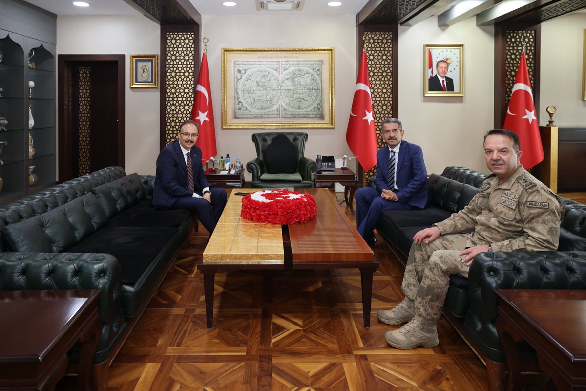 #Şırnak Valimiz Sayın Birol Ekici ve Şırnak İl #Jandarma Komutanı Tümgeneral Sayın Zafer Tombul, Valimiz Sayın <a href="/Dr_KemalKzlkaya/">Dr. Kemal KIZILKAYA</a> ’yı makamında ziyaret etti.

Ziyarette, iki komşu il arasında karşılıklı iş birliği olanakları ile kamu hizmetlerine ilişkin konular ele alındı ve görüş