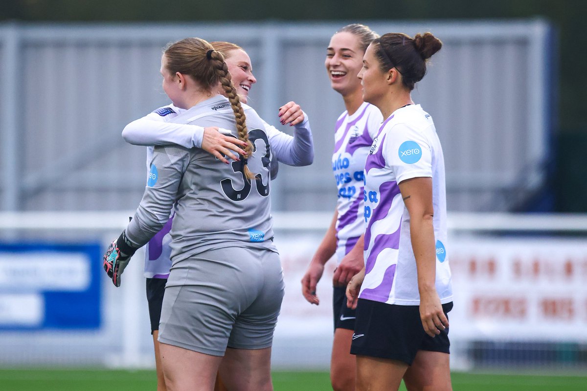 LewesFCWomen's tweet photo. Our backline yesterday was incredible 💪

Solid defending, towering headers, sliding blocks, and an amazing debut performance between the sticks for Lauren Graves 👊🧤

Oh, and of course, the 2 goals between them 😉

#COYR🔴⚫️ https://t.co/ptROprNLtL