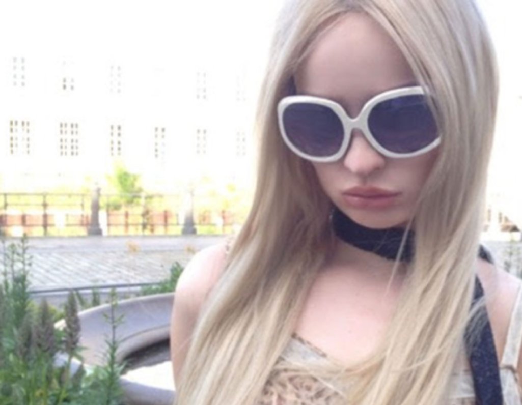 Bringing back the vibrant, playful melody of her debut era, Kim Petras' ( <a href="/kimpetras/">kim petras</a>  ) "I Like Ur Look" video portrays longing and societal pressure in a moving way

eqmusicblog.com/watch-i-like-u…