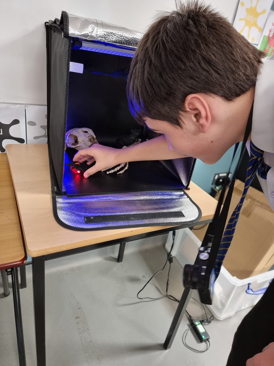 Croesyart1's tweet photo. Year 10 Photographers carving their pumpkins ready for their spooky shoot next lesson! #teamwork 🎃👻📷 @croesyschool @croesyEADOF @croesyheadteach https://t.co/pALAdq1hBT