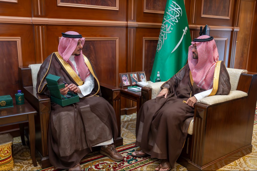 سمو #نائب_أمير_منطقة_حائل يستقبل أمين المنطقة م.سلطان بن حامد الزايدي وفريق عمل مركز إتمام وبرنامج عملاء النخبة، ويطّلع سموه على تقارير ومؤشرات الأداء والنتائج واستعدادات الامانة لموسم الشتاء.