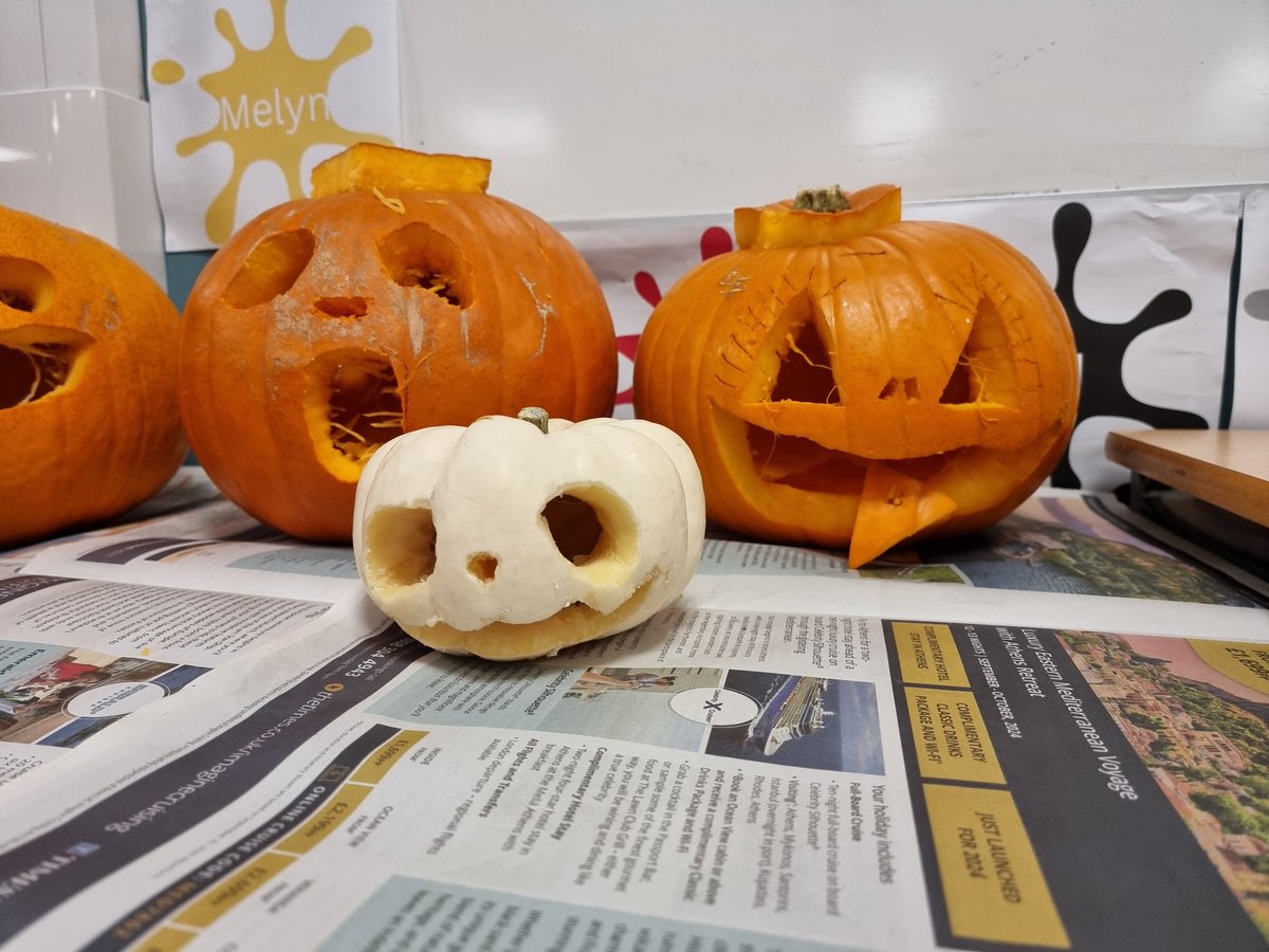 Croesyart1's tweet photo. Year 10 Photographers carving their pumpkins ready for their spooky shoot next lesson! #teamwork 🎃👻📷 @croesyschool @croesyEADOF @croesyheadteach https://t.co/7QuZrMtGlu