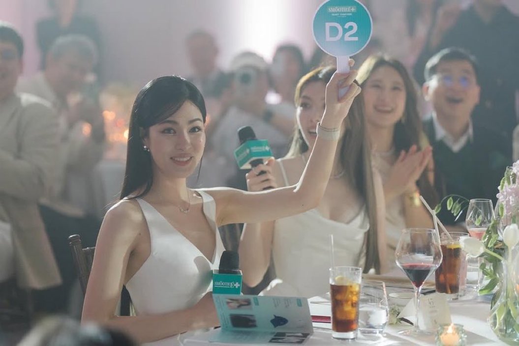 อันนี้ไม่ใช่ฟิคอันนี้เรื่องจริง แฟนคลับไม่มีใครรู้ว่าอาบูกลับดาวนกแล้วแต่พี่หลิงรู้ เลยยกป้ายประมูลรูปที่น้องออมวาดซึ่งเป็นภาพอาบู แล้วย้ำว่ามันมีค่ามากๆ ยกป้ายจนน้องออมต้องห้ามไว้เพราะชีเอาจริง แต่ก็นั่นแหละปลายทางคือความสบายใจของอีกคนก็เลยยอมแพ้ได้ มึง #หลิงออม #LingOrm