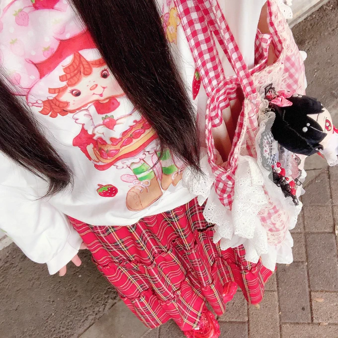 病院帰りに知り合いのおばちゃんと会って話してたら前からチャリで来たちょっと様がおかしい人がいきなり止まって『あのなんか普通じゃない格好だなと思って、ハロウィンとかですか?あのちょっと、気になったんですけど違うんですか?』って話しかけてきて怖かった。 てかどこがハロウィンやねん