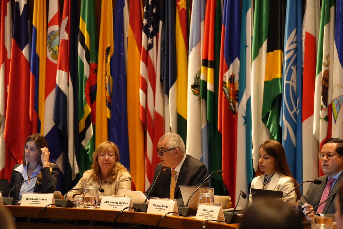 🗨️Secretario Ejecutivo <a href="/JoseMSalazarX/">JoseMSalazarX_CEPAL</a> en seminario conjunto con <a href="/OITCinterfor/">OIT/Cinterfor</a> y <a href="/AgendaCAF/">CAF</a> en 🇨🇱: En la #CEPAL estamos convencidos de que salir de la trampa de la baja capacidad para crecer y transformar y evitar una tercera década pedida es posible, pero solo a partir de escalar