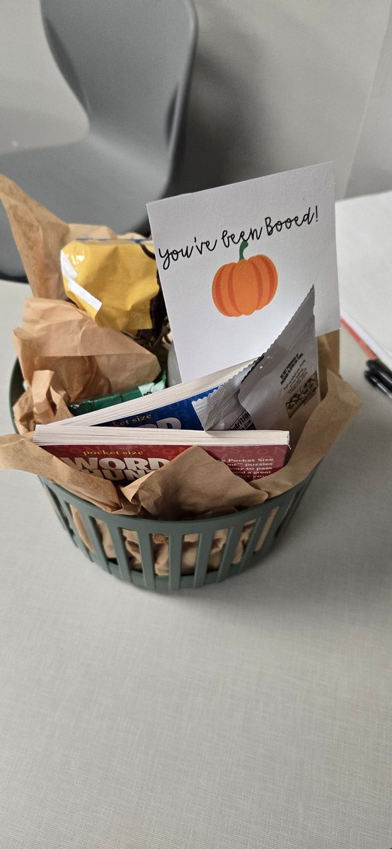 Now THIS is the way to start the work week! Thank you to my secret Boo Buddy!! Love the treats and the note even more!! ❤️
<a href="/BrosnahanES/">Brosnahan Elementary</a> <a href="/CyFairISD/">Cypress-Fairbanks ISD</a> 
#IthinkIknowtheperson 😁