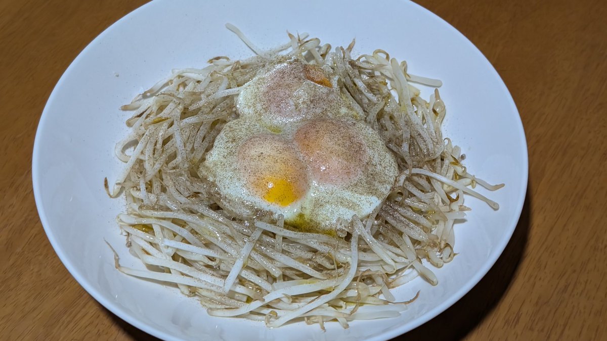 shu1990shu's tweet image. #健康増進 　#一人暮らし
モヤシの上に卵のせて500Wで7分🥚
モヤシの水分で卵が爆発せずに、お皿にもあまりつきません🐣オリーブオイルと塩コショウで頂きます
寝る前は睡眠の質が上がるカモミールティーを飲みます🌿
カモミールティー飲むとスヤスヤと眠れます😪