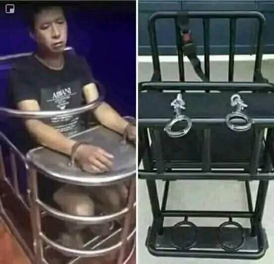 ضباط صينيون يضعون احد مسلمي الايغور في جهاز التعذيب المسمى " Tiger Chair " «كرسي النمر»، 

في معتقلات ما يُسمّى بـ«مراكز إعادة التأهيل» في الصين، يتباهى السجانون بتعذيب مسلمي الإيغور على أداة رهيبة تُعرف باسم «كرسي النمر» 
يُثبَّت المعتقل على هذا الكرسي الحديدي بالسلاسل من عنقه