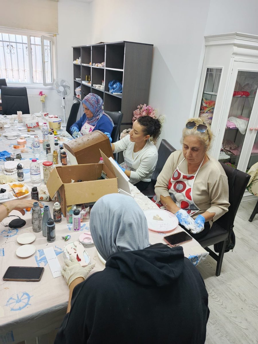 📚🎨
📍 *GÖZDER Bakırköy Eğitim Merkezi:*  
*EKPSS Hazırlık Kursu*

📍 *GÖZDER Ataköy Rehabilitasyon Merkezi:*  
*Kadın Kolları Atölyeleri*  
– Seramik  
– Ağaç Boyama  
– Mum Yapımı  

#GözderEğitim #EKPSSHazırlık #KadınKolları #AtölyeÇalışmaları #EngelsizHayat #YeniDönemKurs