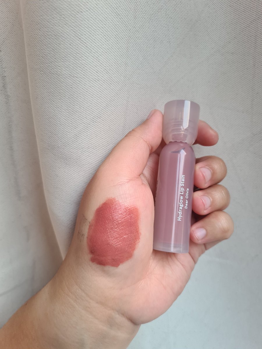 florahauna's tweet image. Baru kali ini nyobain lippiesnya dear me beauty dan LANGSUNG COCOK 😭😭 parah bgt shadenya bisa seMLBB ini????