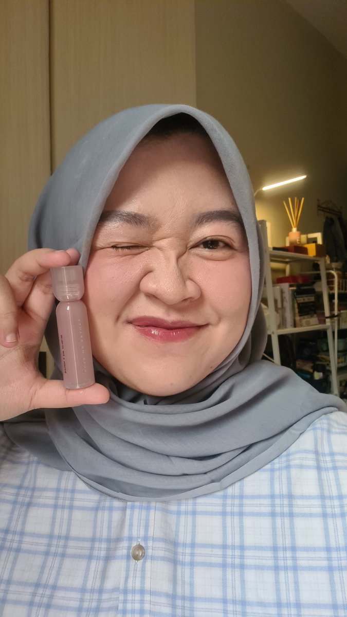 florahauna's tweet image. Baru kali ini nyobain lippiesnya dear me beauty dan LANGSUNG COCOK 😭😭 parah bgt shadenya bisa seMLBB ini????