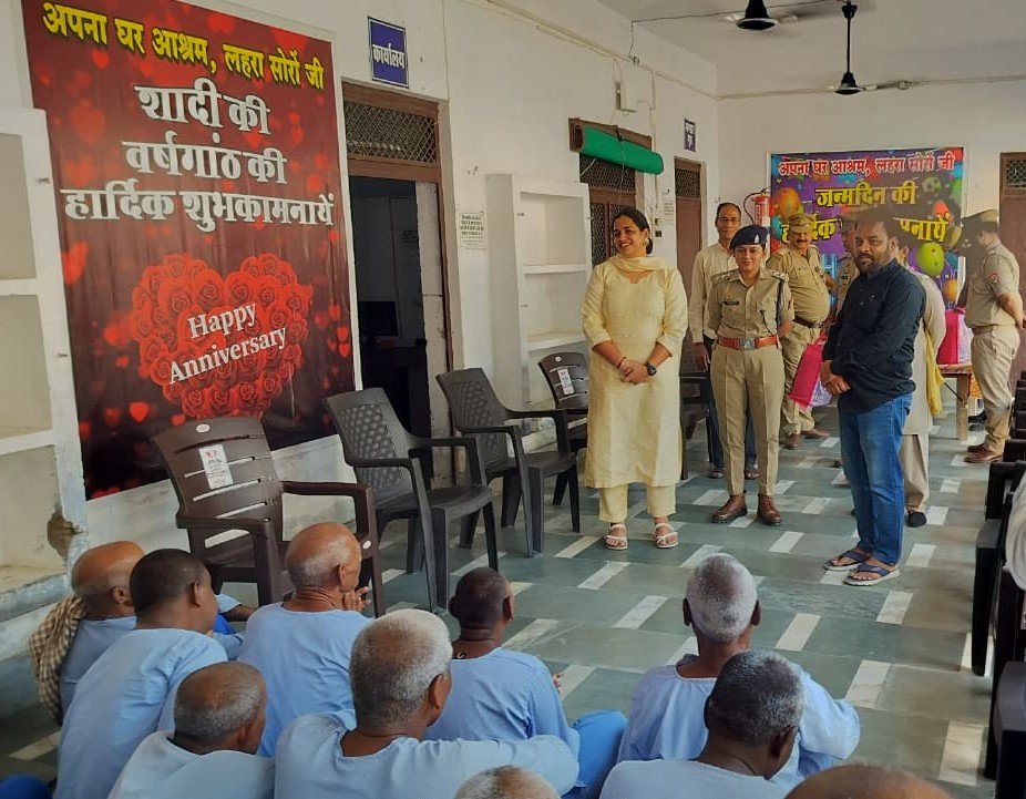 kasganjpolice's tweet photo. "परिवार से थीं दूरियां, अकेलेपन के सिवा कुछ न था बाकी,
तब झुर्रियों भरे चेहरों पर मुस्कान बांटने आई खाकी।"
#DiwaliWithKhakhi #UPPCares
एसपी कासंगज ने दीपावली पर वृद्धाश्रमों, निराश्रित बुजुर्गों एवं जरूरतमंदों को भेंट किए फल, मिष्ठान और उपहार, चेहरों पर खिली मुस्कान ।
#UPPolice https://t.co/V2hoGZkGW0
