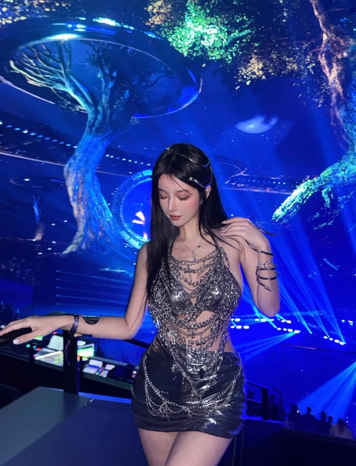 EDC とトゥモローランドのドリームコラボレーションは絶対に行かなきゃいけない❗️半年間待ちに待ったこの日がやっと来た。イベントはラスベガスのスフィアで開催され、巨大な全天周ナキュラー 3D スクリーンが使用される。視覚と聴覚のフェスティバルで、まさに 1+1 が N より大きい効果を生む❗️