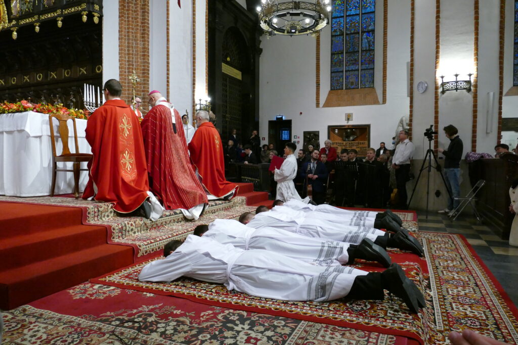 Pięciu kleryków seminarium "Redemptoris Mater" przyjęło w sobotę, 18 października święcenia diakonatu z rąk metropolity warszawskiego abp. Adriana Galbasa.
archwwa.pl/aktualnosci/no…