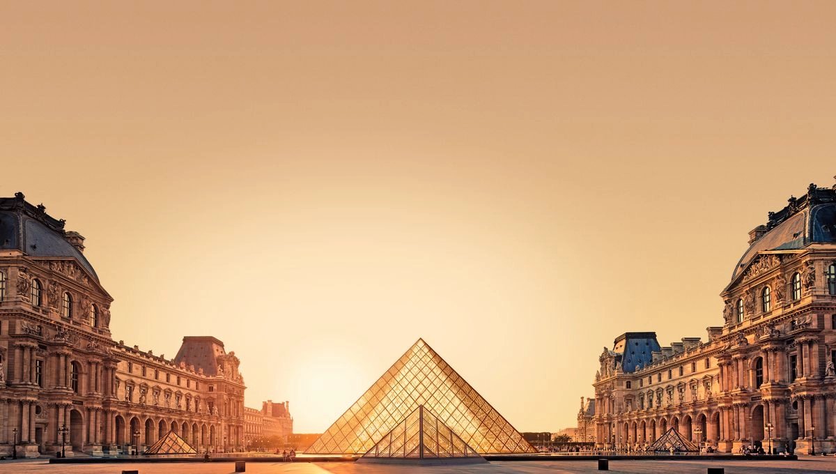 AlertesInfos's tweet photo. 🇫🇷 FLASH | Le vol des bijoux de la Couronne, hier matin au musée du Louvre, aurait sans doute pu être évité : le Louvre avait remplacé l’ancien écrin blindé, capable de s’enfouir dans un coffre-fort à la moindre alerte, par de nouvelles vitrines dites "sécurisées"… mais bien plus vulnérables. (Le Canard enchaîné)
