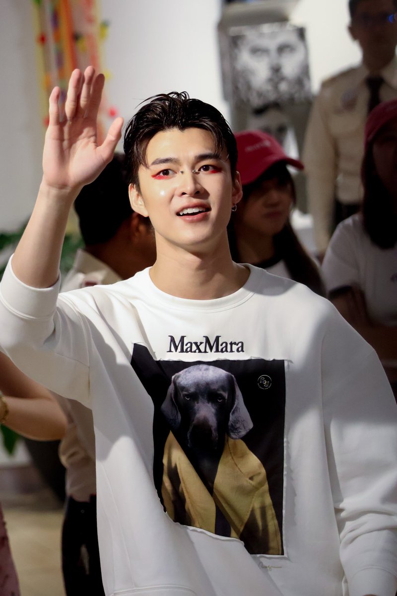 PlakungM's tweet photo. ไม่เจอเกือบสี่เดือน ดื้อเหมือนเดิมเลย

#SiamParagonBIFW2025xMeen
#Meennicha8 https://t.co/wUNmNKlEmT