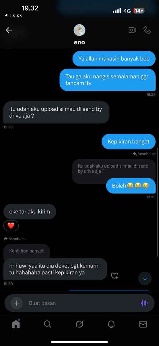 SUMPAH ORG INI BAIK BANGET 😭😭 kita sebelahan di baricade kemaren 😭😭😭 
Fancam ku ga ke record , ak cari sana sini nemu dia di x kmren blm smpat mutualan , ini di mau bagiin ak fancam heeseung yg notice banner ak kmren 😭🙏🏻 
Maap lebay tp aku kepikiran bgt ...
