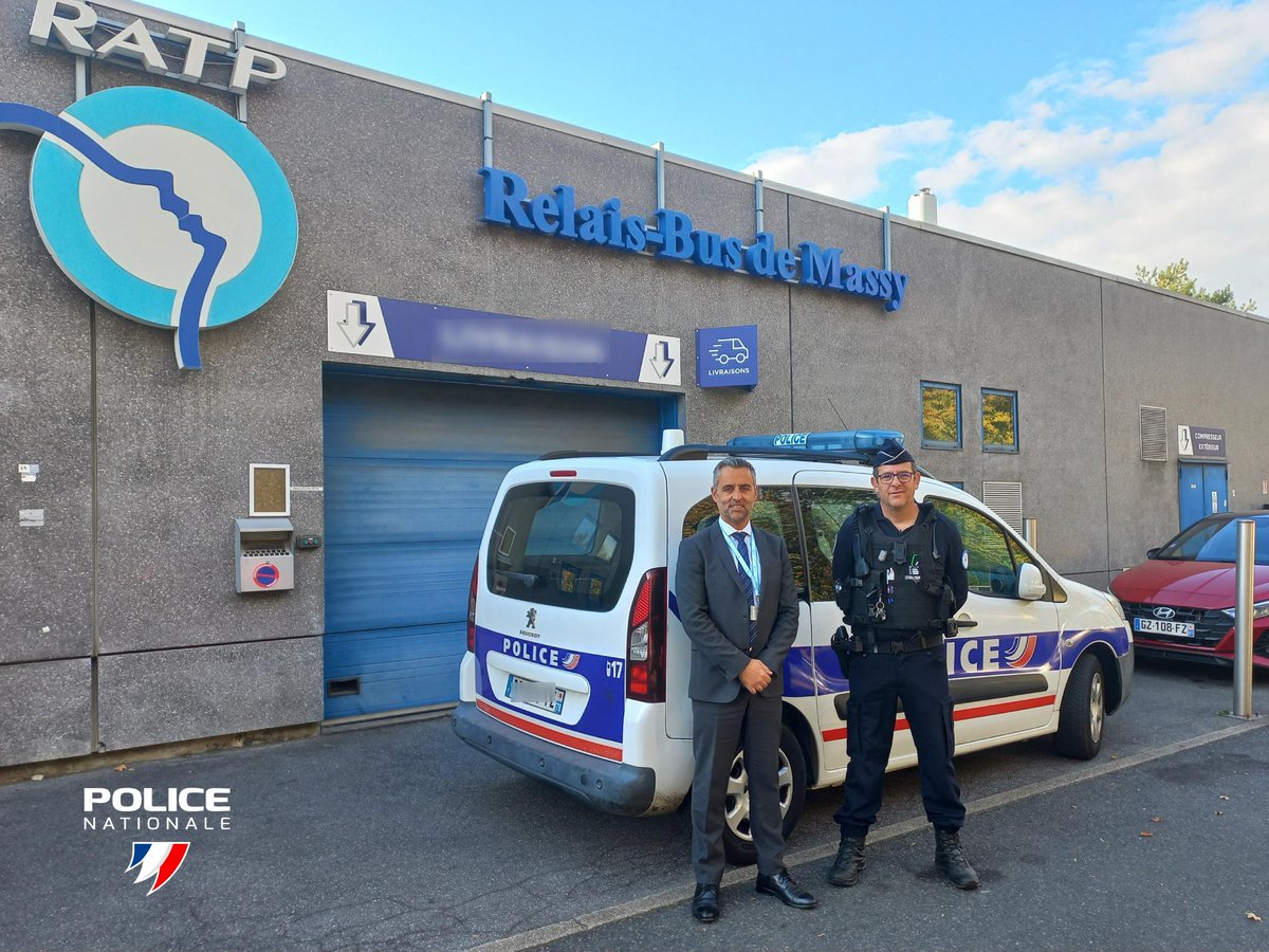PoliceNat91's tweet photo. #SécuritéDuQuotidien | Une rencontre s’est tenue au centre bus de #Massy avec les #policiers du #AthisMons. L’occasion d'échanger sur les actions conjointes de lutte contre la fraude. 🚍🤝 https://t.co/Gbqhr6ap0P