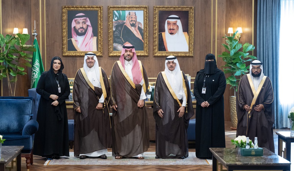 سمو #أمير_الحدود_الشمالية يستقبل رئيس وأعضاء نادي المسؤولية الاجتماعية .

spa.gov.sa/N2424417