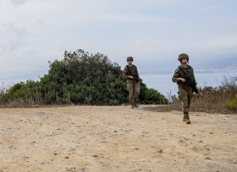 EMADmde's tweet photo. Militares del Grupo Táctico #Ceuta del Mando Operativo Terrestre #MOT realizan Operaciones de Presencia, Vigilancia y Disuasión #OPVD para incrementar el conocimiento del entorno y contribuir a la protección integral de los espacios de soberanía ceutíes. #Mandodeoperaciones @EjercitoTierra