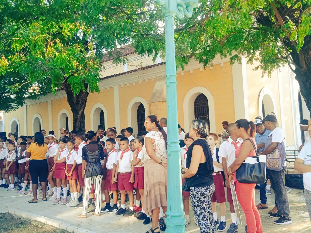 🇨🇺 | Con la presencia de las máximas autoridades del Partido, Gobierno, la Unión de Jóvenes Comunistas, Cultura, y otros sectores de la provincia, se celebró el Día de la Cultura Cubana en el parque José Martí, corazón de #Guantánamo.

#JornadaCulturaCubana #GuerrerosDelGuaso