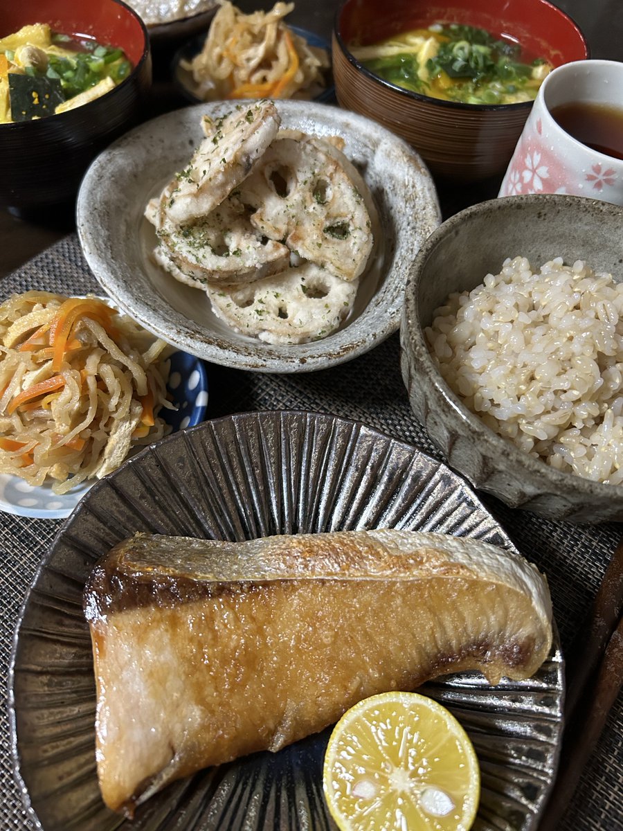 Good evening friends.

I was so busy all day today, and didn’t eat anything for lunch.

So I was very hungry…

Itadakimasu🙏

Today’s dinner
“Grilled buri(yellow tail)”
“Kiriboshi daikon”
“Fried renkon with aonori”
“Pumpkin &amp; okra miso soup”

#japanesefood
#homecooking