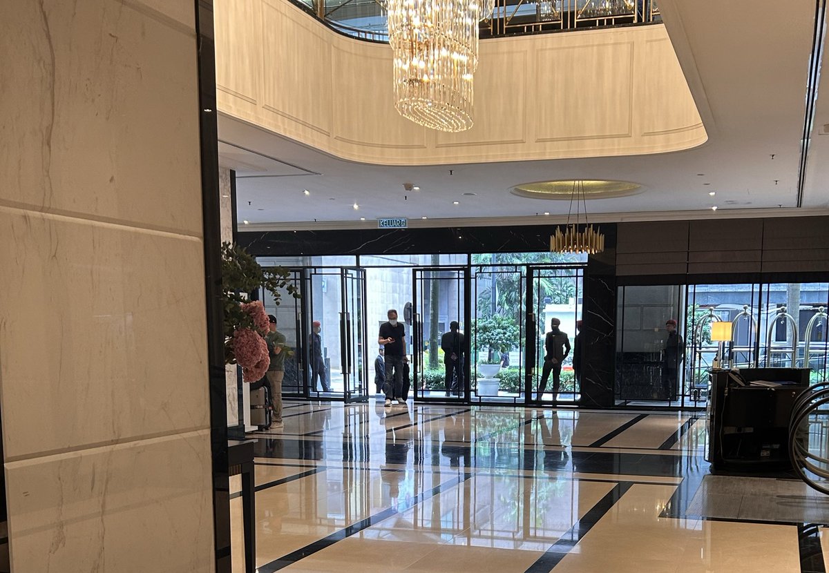 yakkoisho06's tweet photo. 今度のASEAN会合にトランプさん出席とのことでホテル前に警官がたくさん。 https://t.co/teHSRAD9mp