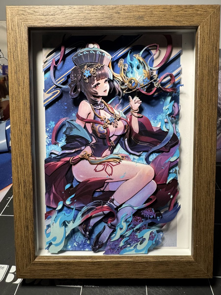 首先，真的很感謝伏十老師願意將此圖授權給我製作紙雕，在主動跟老師開口前真的思考很久，還好仔細表達來意的時候，老師願意幫我這個忙。
一開始在社群上看到這張圖的時候就非常非常驚艷，超級漂亮！漂亮到我很想把它做成紙雕，才跟老師開口。
當然這麼精細的圖，製作紙雕就特別痛苦…
下收
#梅大梅小