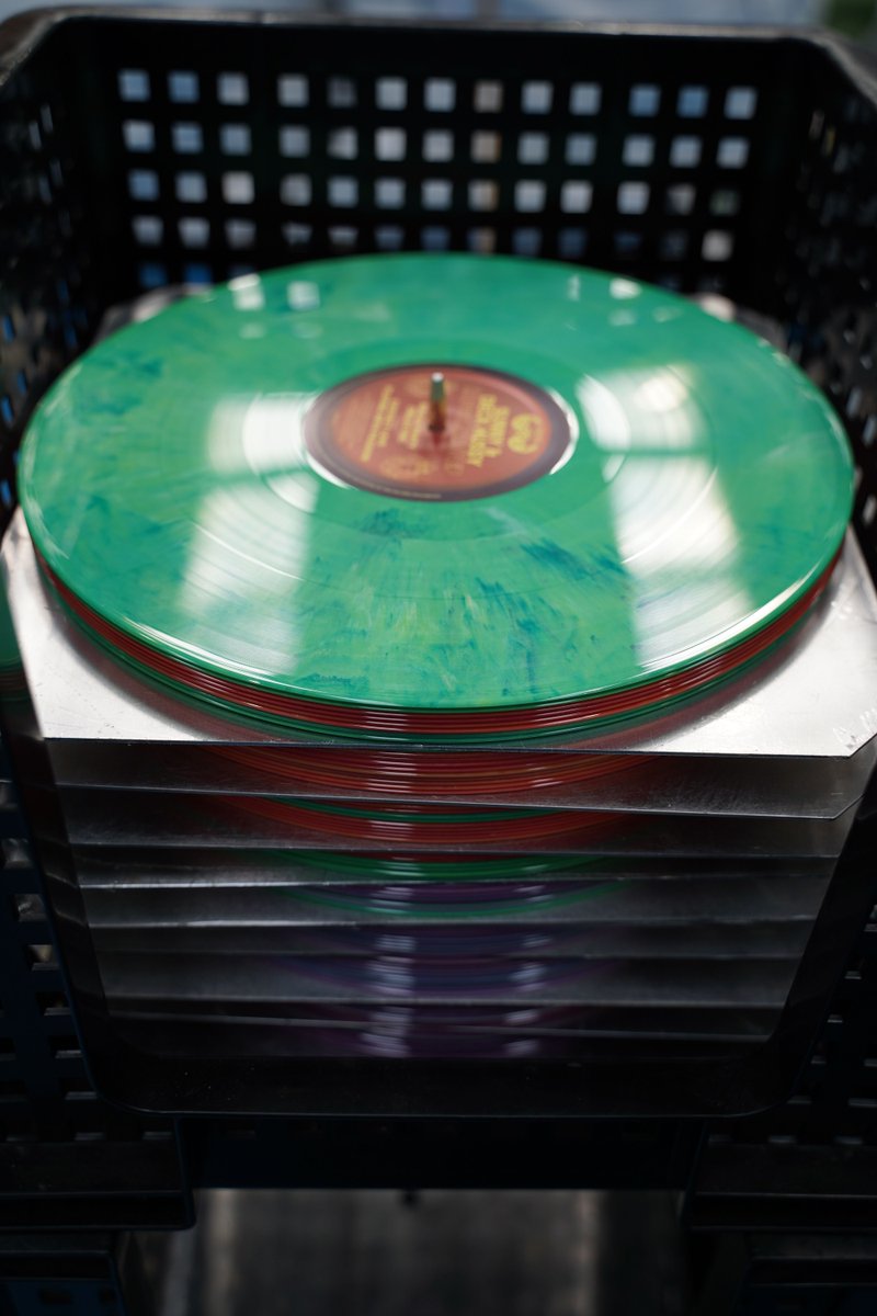 pressonvinyl's tweet photo. The colour change of an Eco-Mix run! 🌈🔥
#VinylPressing #PressOnVinyl #ColoredVinyl #VinylCommunity #EcoMix https://t.co/ecamjhc2yE