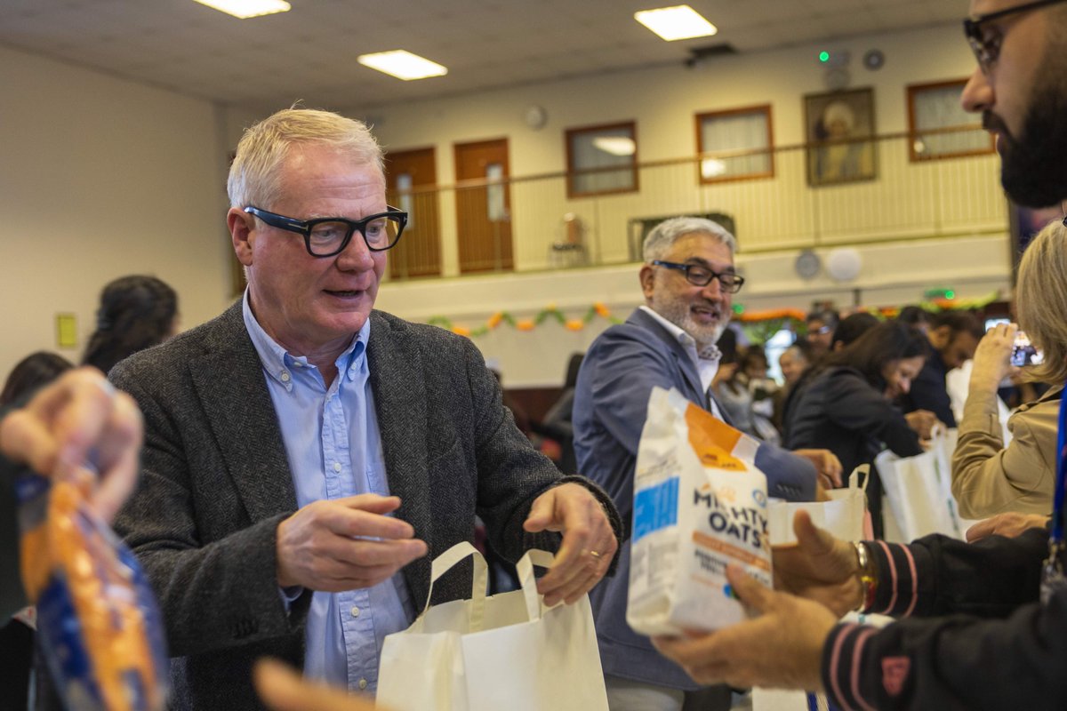 🪔 Happy Diwali to everyone celebrating across the West Midlands.

Last week I joined the incredible volunteers behind the Diwali Basket Brigade. Thanks to them, thousands of families started their Diwali with dignity, joy and hope.

This is what the West Midlands is all about -