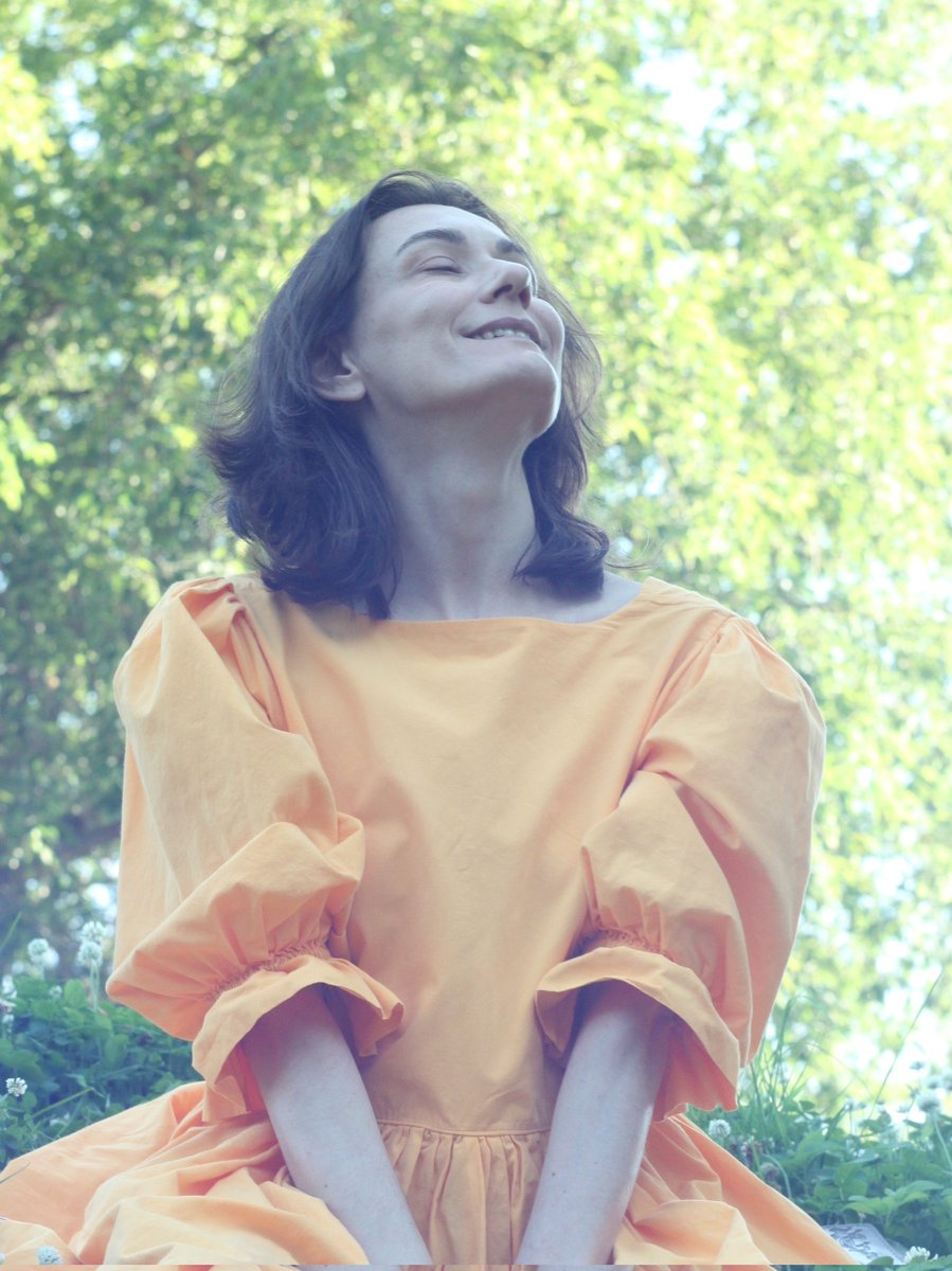 Буду очень благодарна вам за лайк и репост поста ниже (и роста про продажу трека на Хэллоуин)! 
Я люблю работать, я хочу работать, на рабочем созвоне я покажу всех своих голубей и возможно ворону.