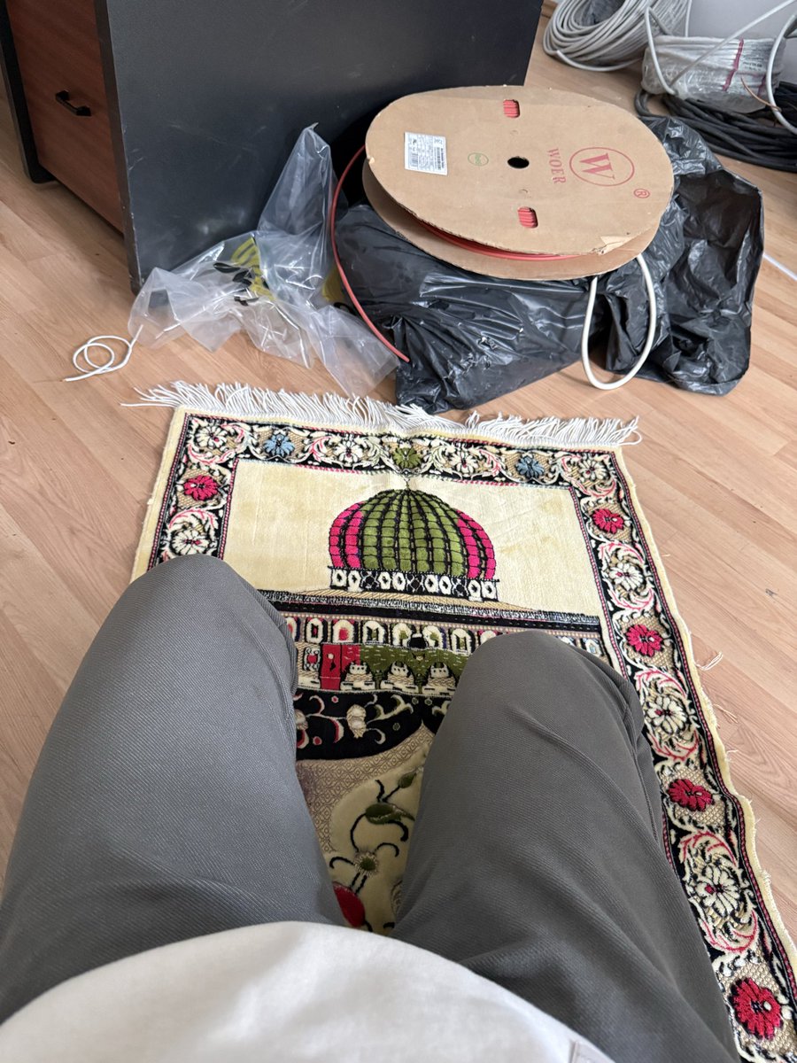 Hem, namaz kılanın diğer mübah dünyevî amelleri, güzel bir niyet ile ibâdet hükmünü alır.