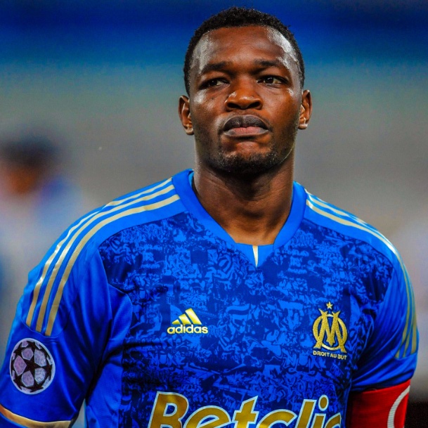 🚨🇫🇷 𝐎𝐅𝐅𝐈𝐂𝐈𝐀𝐋 | Marseille have retired the number 30 shirt for legendary goalkeeper Steve Mandanda! 🧤✨ 

Mandanda spent around 15 years at Marseille, making 613 appearances. 

Great way to show an appreciation for his efforts and loyalty. 💙🤍