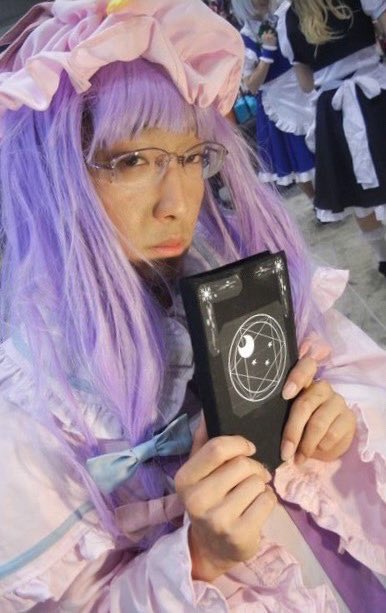 miyamoto_fox's tweet image. 僕の人生初コスプレは実に13年前。
秋例大祭でのパチュリーからのスタートでした
それから13年経ってまさか同じ秋例大祭で同じキャラで行くことになるとは…!
13年の歳月で、メイクのレベルは多少上がりました
←初コス 今→
