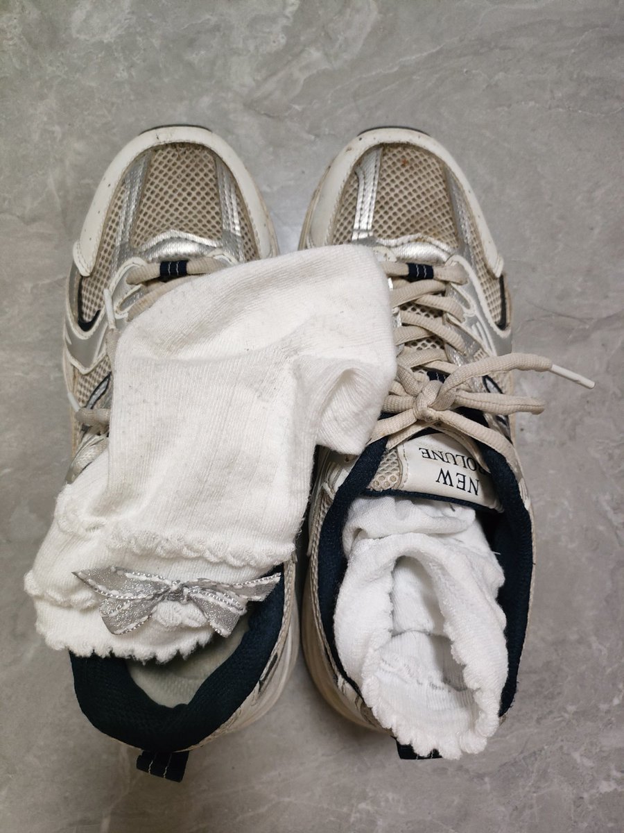 🧦袜子好臭，可是我不想洗~
你说怎么办？评论区告诉我，抽一个宝宝，送出一双白棉袜~
🍓(抽奖11.15前发货)