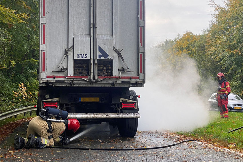 Remmen vrachtwagen met suikerbieten vatten vlam bij Froombosch